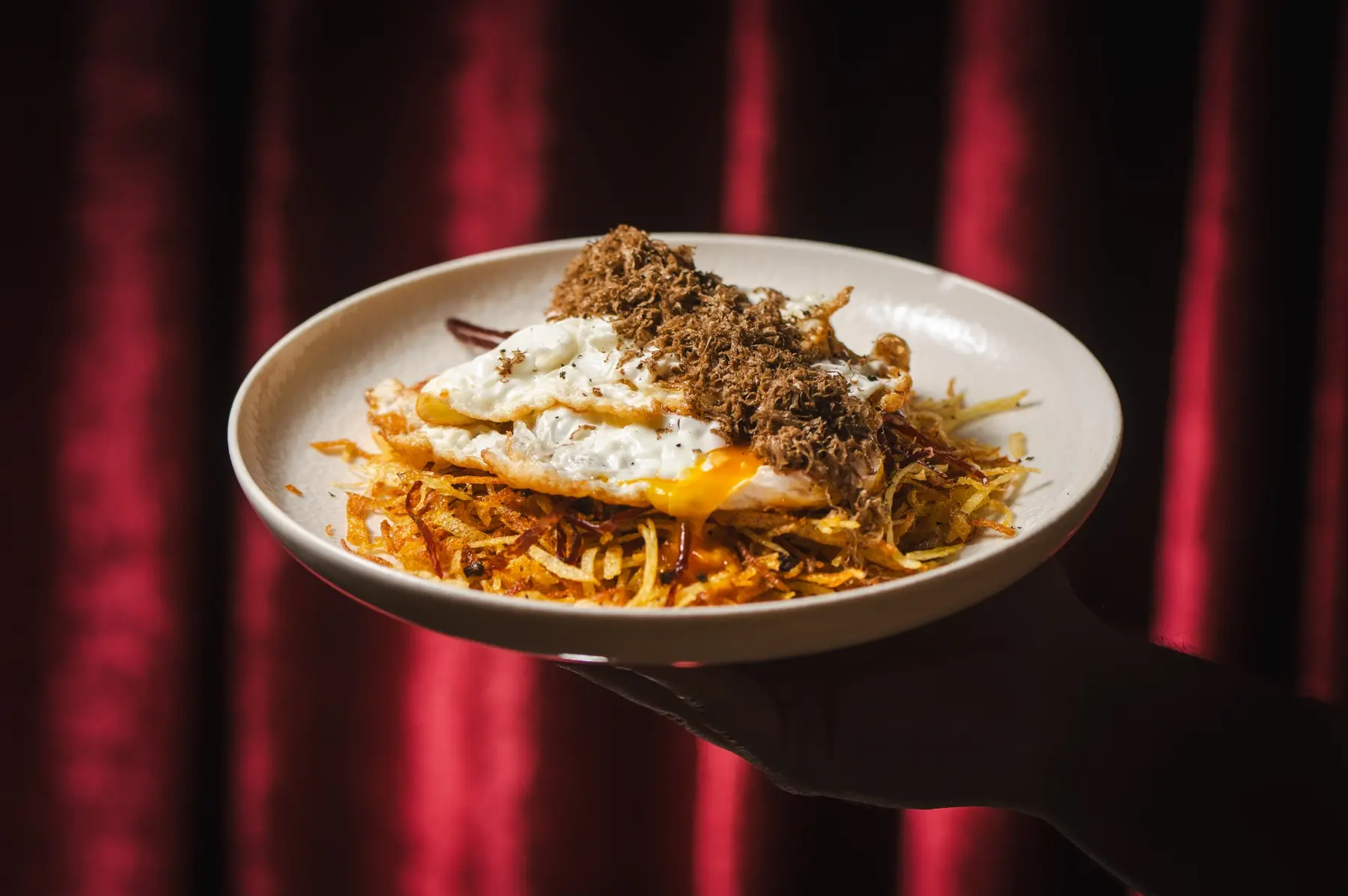 Plato de huevo, patata y trufa