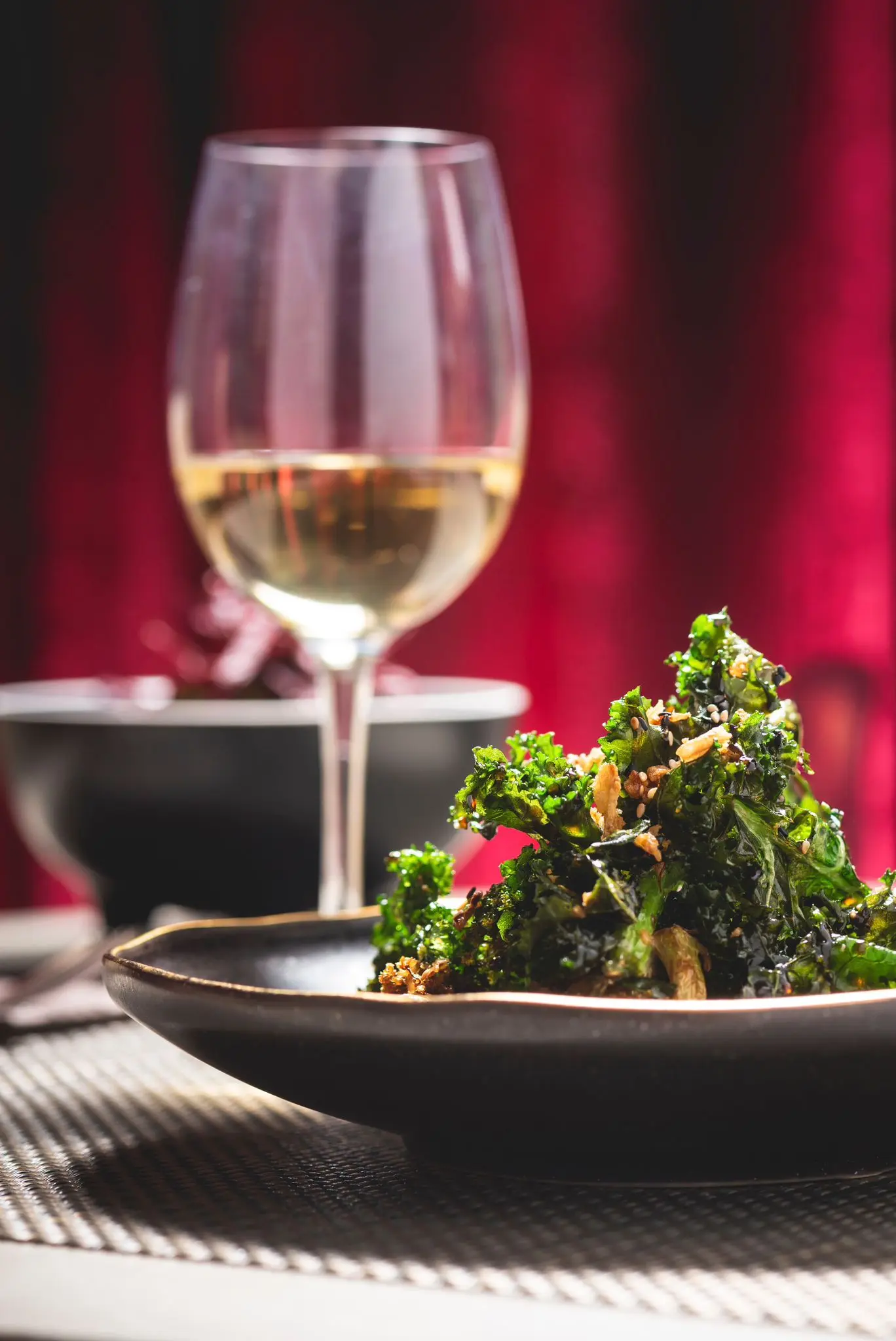 Copa de vino y plato vegetal en Can Piscolabis